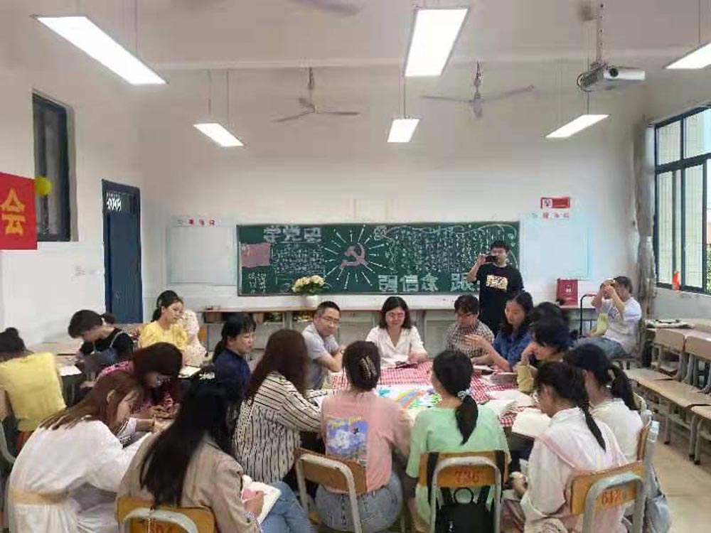 蹲下来,才能看到孩子的世界 ——学前教育学院举行第二期读书分享会 蹲下来,才能看到孩子的世界 ——学前教育学院举行第二期读书分享会