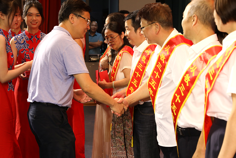 衡阳幼高专举行庆祝第37个教师节表彰大会 衡阳幼高专举行庆祝第37个教师节表彰大会