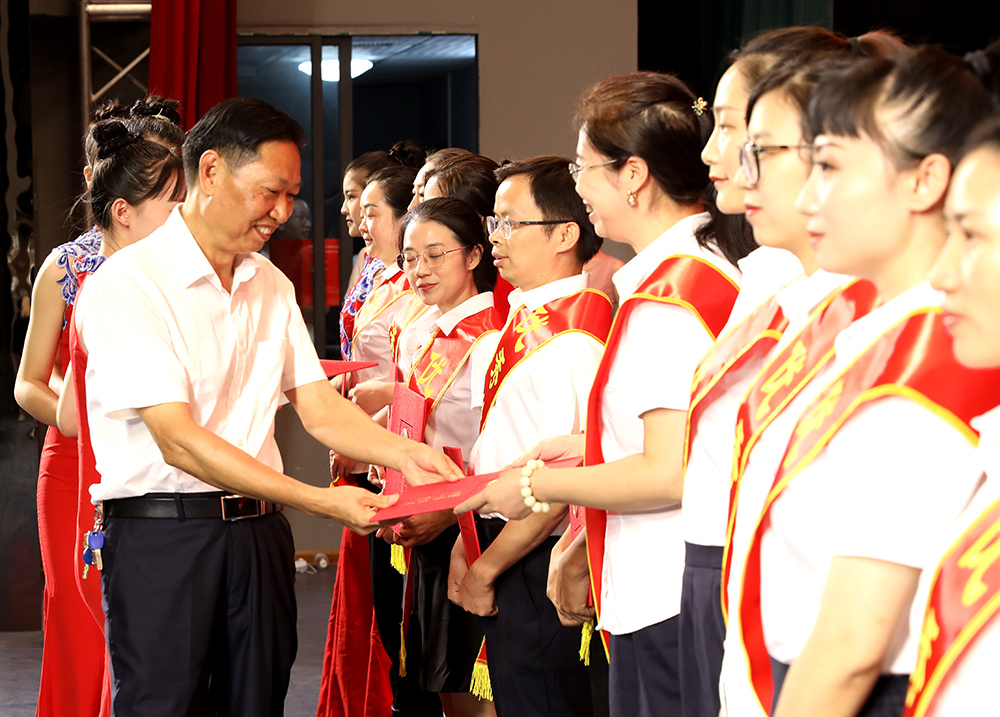 衡阳幼高专举行庆祝第37个教师节表彰大会 衡阳幼高专举行庆祝第37个教师节表彰大会