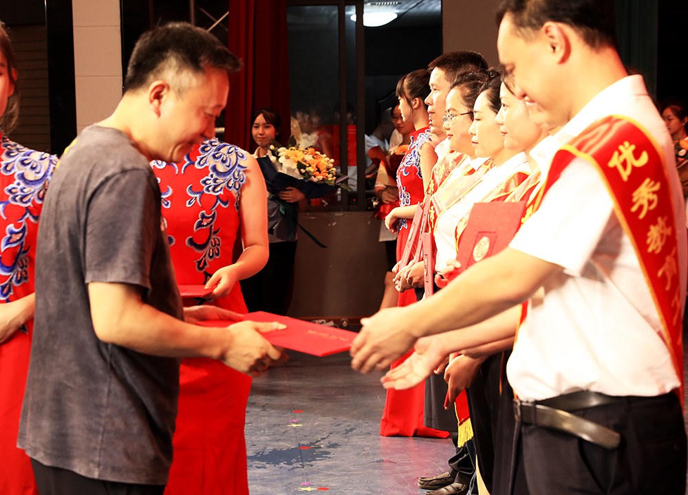 衡阳幼高专举行庆祝第37个教师节表彰大会 衡阳幼高专举行庆祝第37个教师节表彰大会