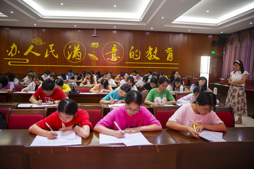 我校第一届技能节高职英语口语竞赛圆满收官