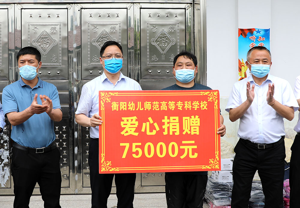 李来清走访我校乡村振兴工作点并出席图书捐赠仪式