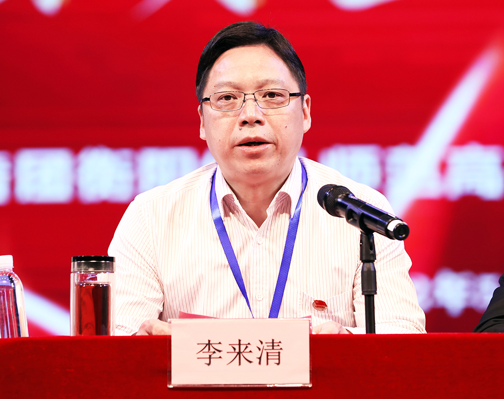 我校举行 “五•四”表彰暨新团员宣誓大会