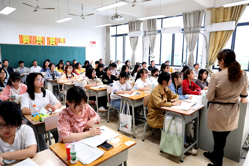 湖南省高校思政课教学指导委员会专家莅临我校指导工作 湖南省高校思政课教学指导委员会专家莅临我校指导工作