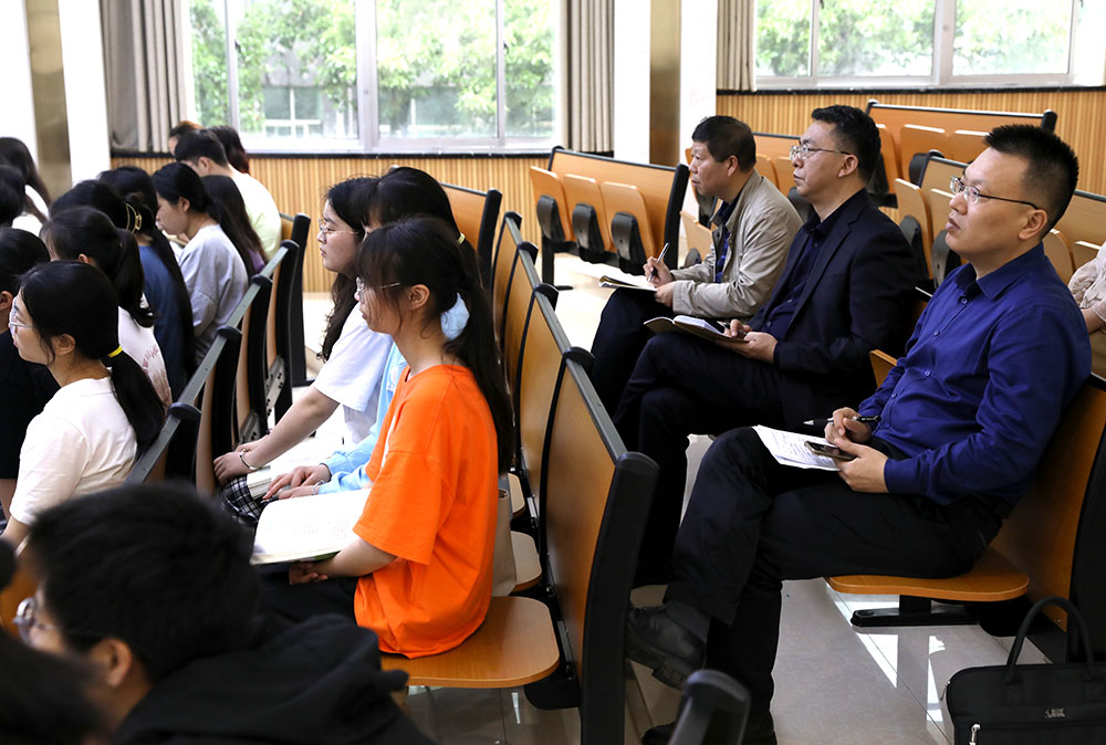 湖南省高校思政课教学指导委员会专家莅临我校指导工作 湖南省高校思政课教学指导委员会专家莅临我校指导工作