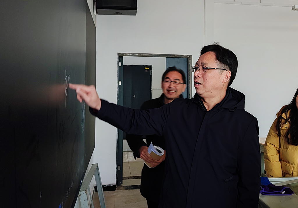 校党委书记李来清深入各教学系部督导开学工作 校党委书记李来清深入各教学系部督导开学工作