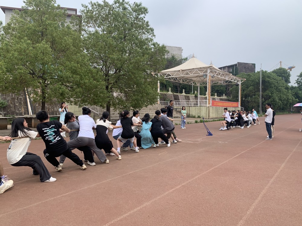 凝神聚力 拔出精彩—— 数学与现代信息技术系举行拔河比赛 凝神聚力 拔出精彩—— 数学与现代信息技术系举行拔河比赛